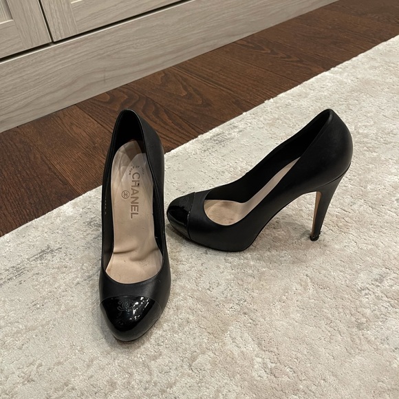 Chanel Black Patent Cap Pump - Picture 3 of 12
